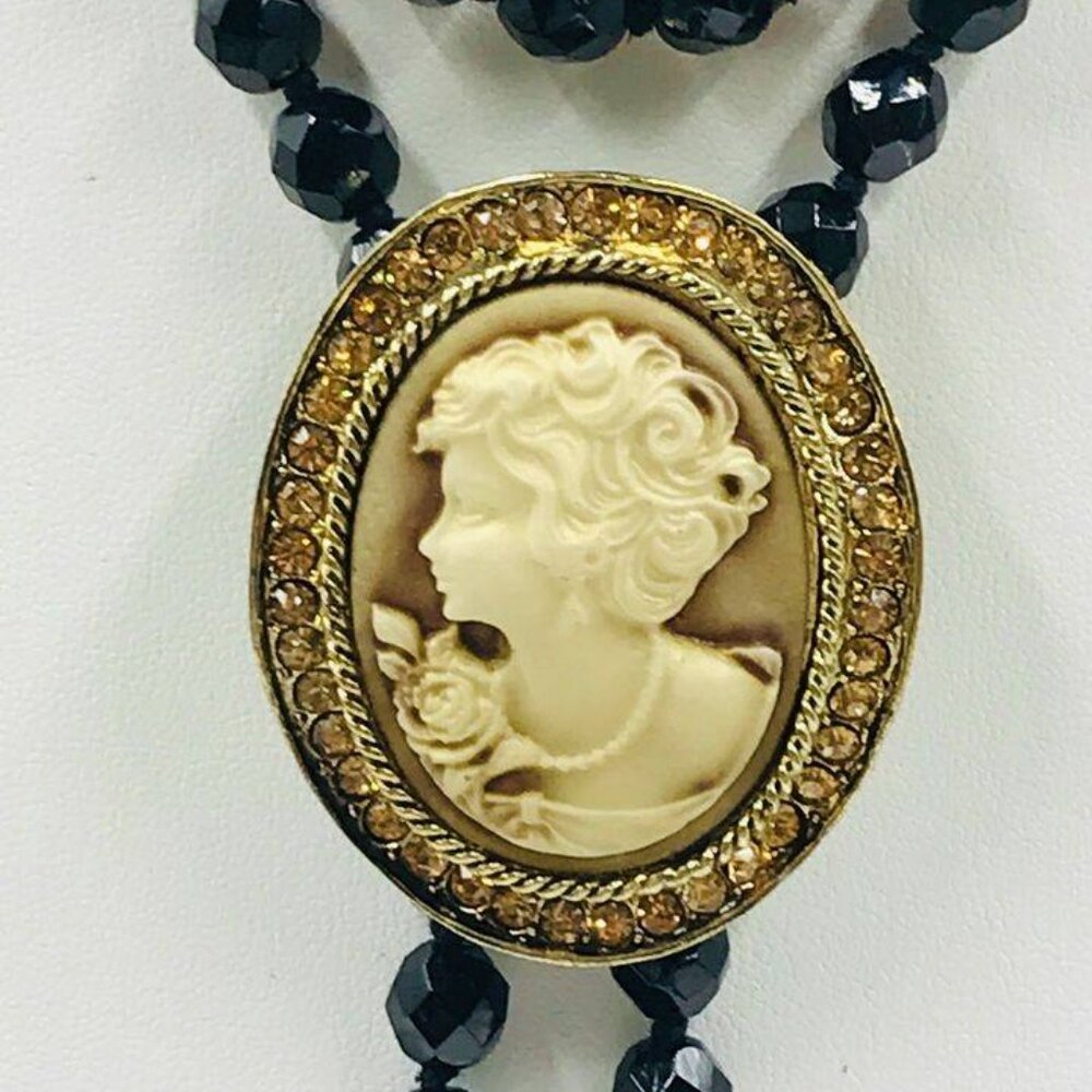 BROWN AND BEIGE WAVY CAMEO BROOCH WITH CRYSTAL GLASS RHINESTONE PERIMETER